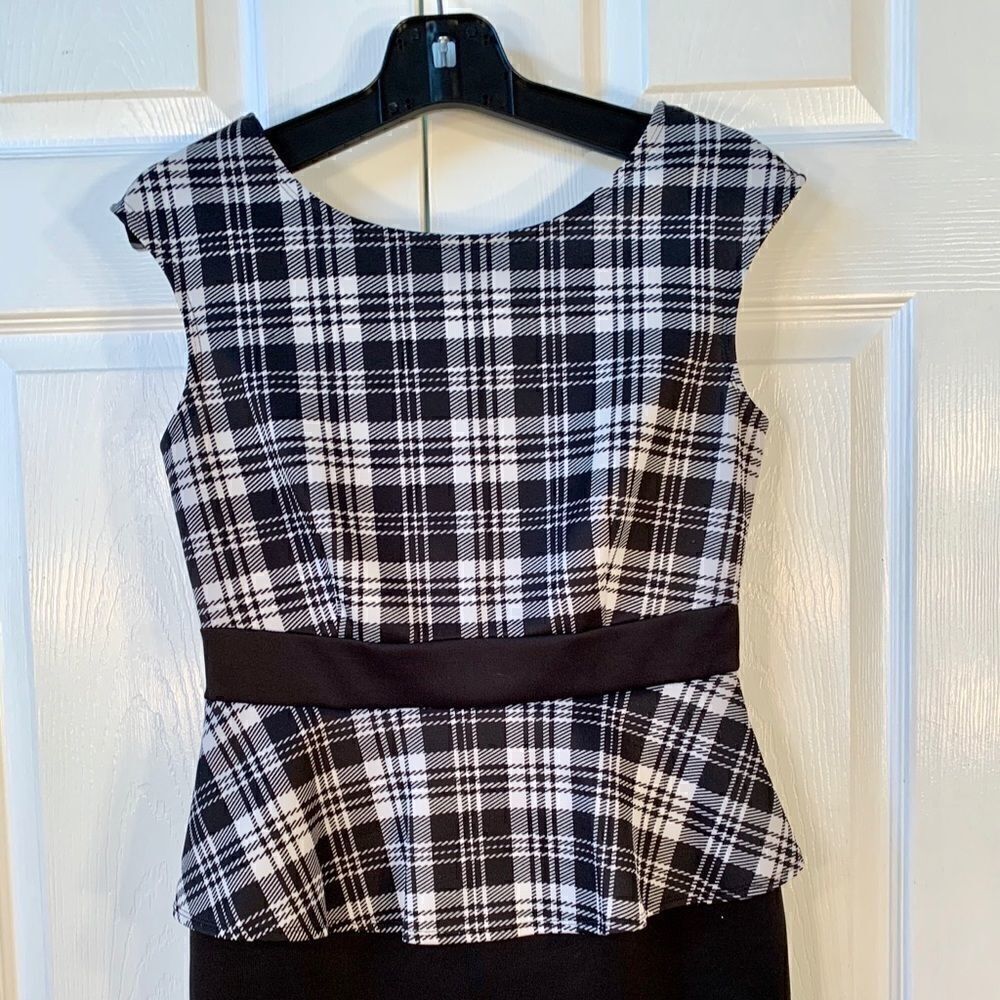 BLACK & WHITE SLEEVELESS DRESS w PEPLUM SIZE 8 - Picture 2 of 5